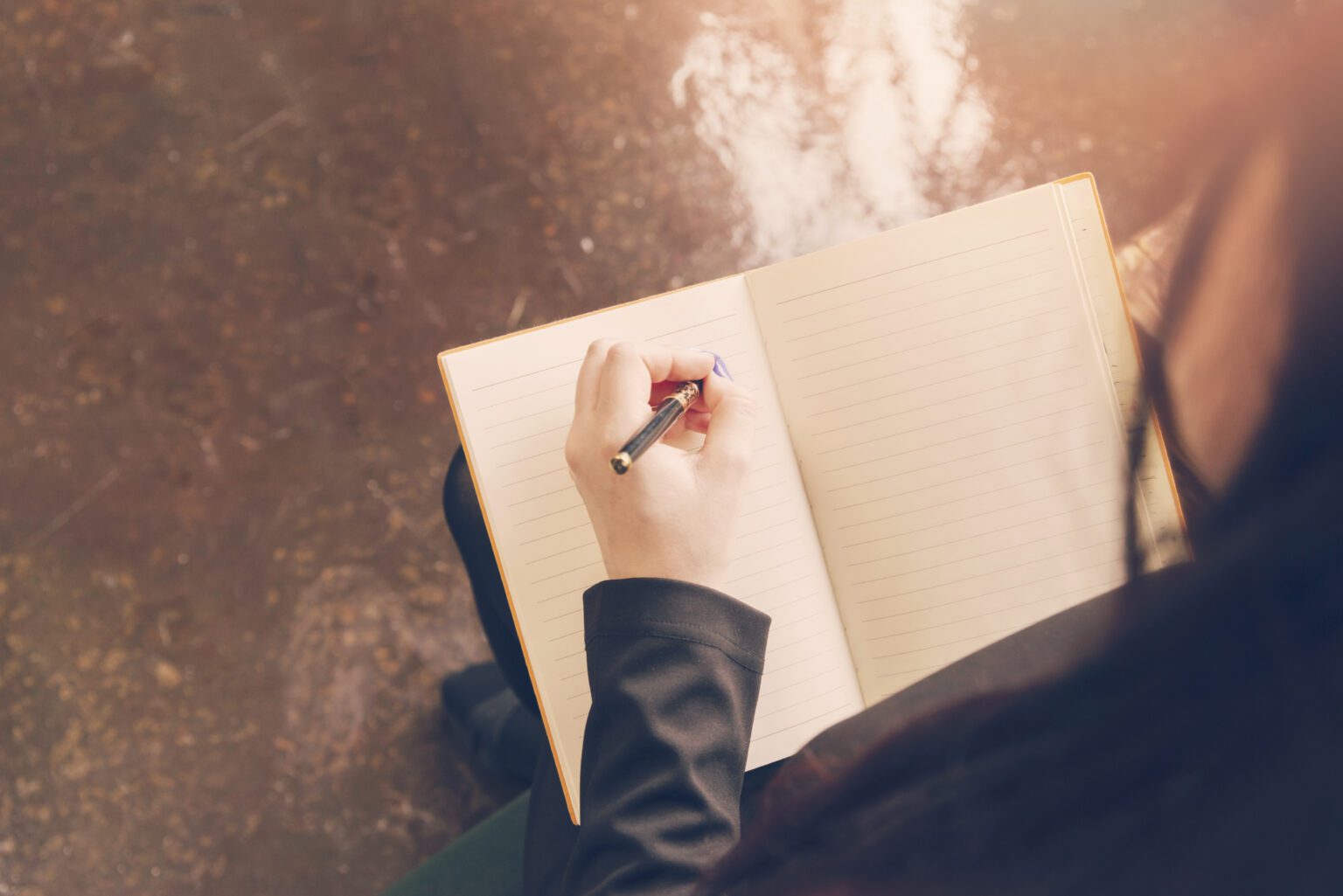 Signs of an Experienced Book Author: Unveiling the Traits that Set Seasoned Writers Apart